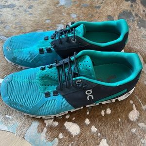 Womens On Cloud size 8